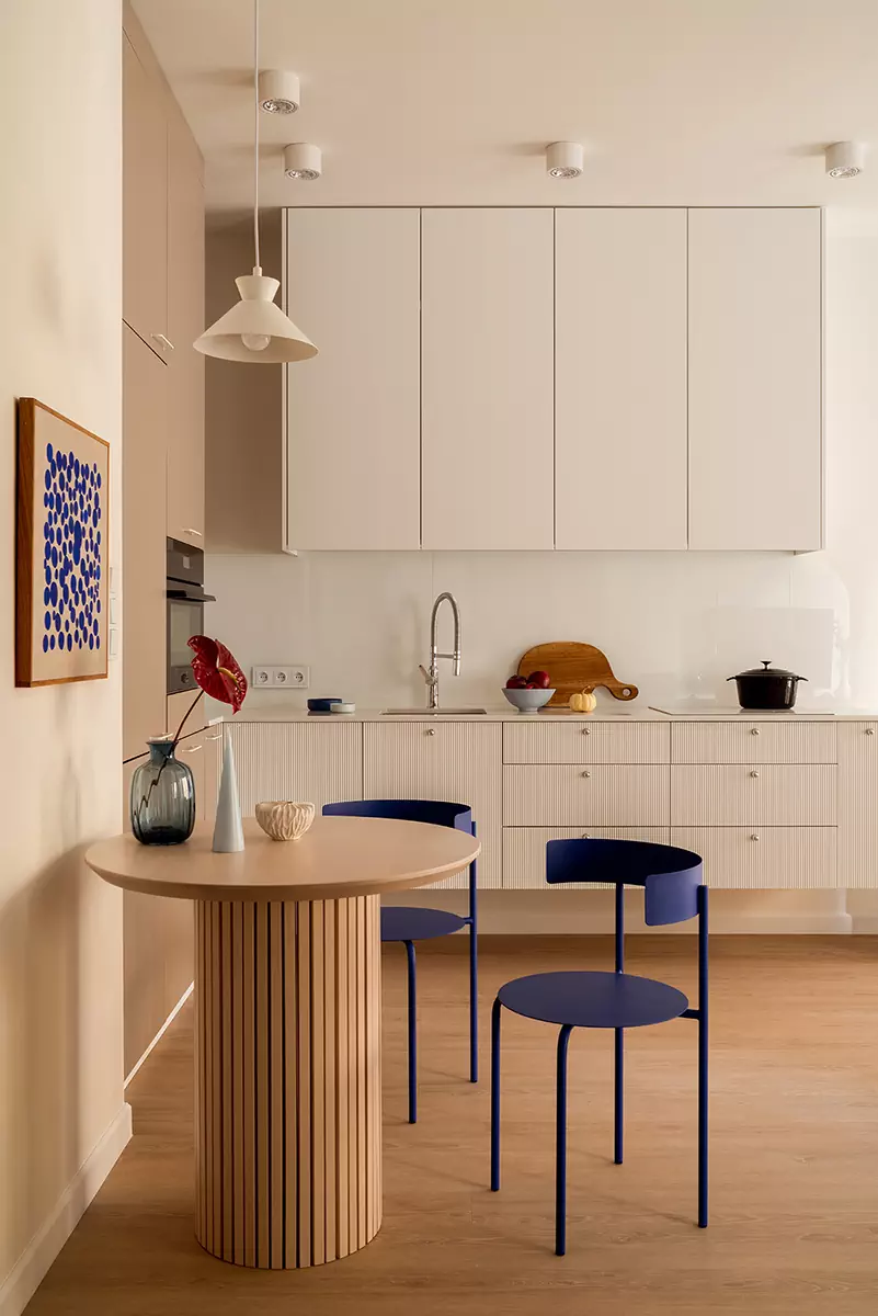 Кобальтовый синий оттенок в интерьере небольшой квартиры-студии — проект Katarzyna Sosińska Interiors