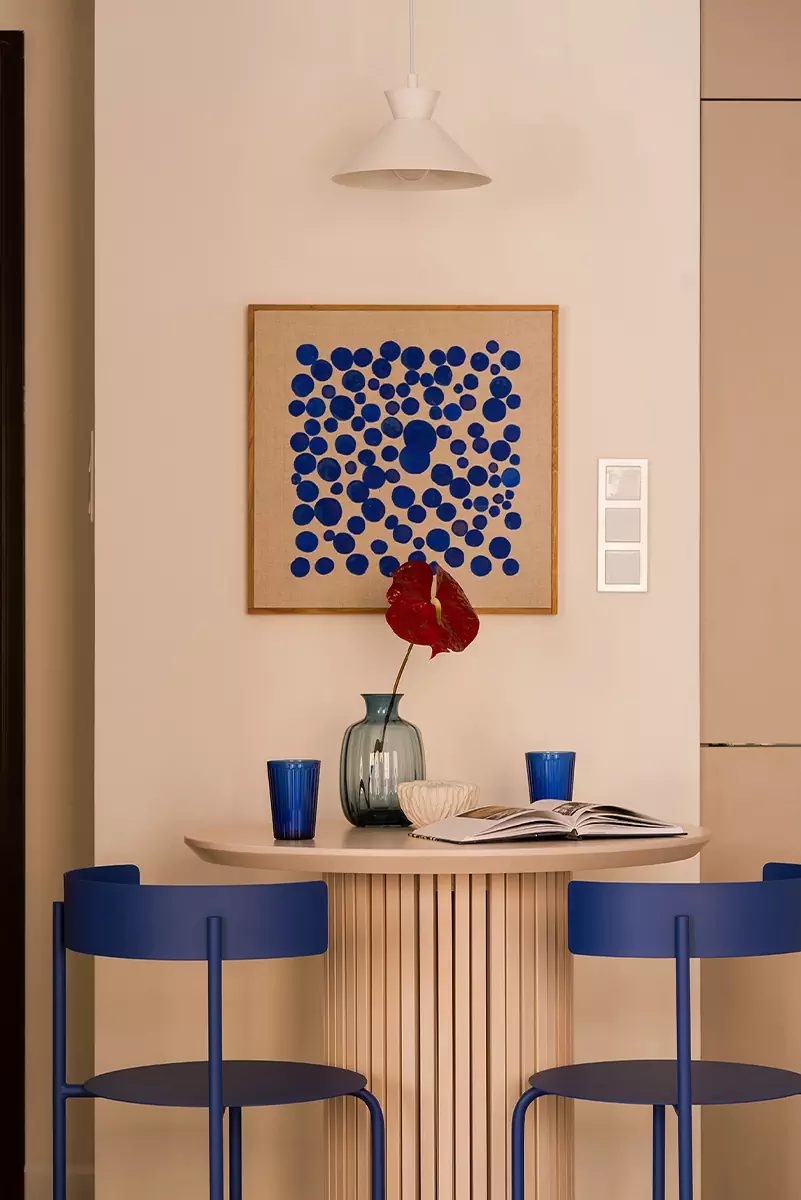 Кобальтовый синий оттенок в интерьере небольшой квартиры-студии — проект Katarzyna Sosińska Interiors