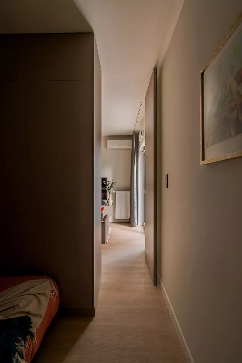 Кобальтовый синий оттенок в интерьере небольшой квартиры-студии — проект Katarzyna Sosińska Interiors