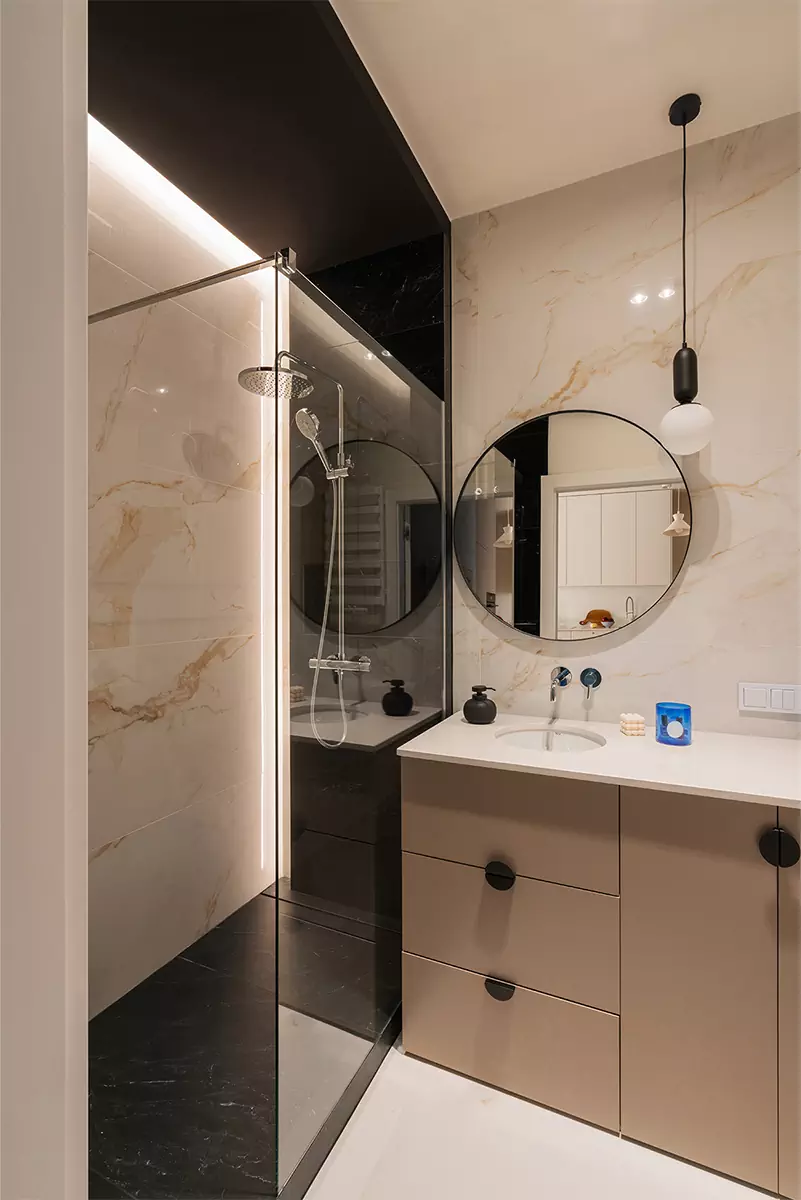 Кобальтовый синий оттенок в интерьере небольшой квартиры-студии — проект Katarzyna Sosińska Interiors