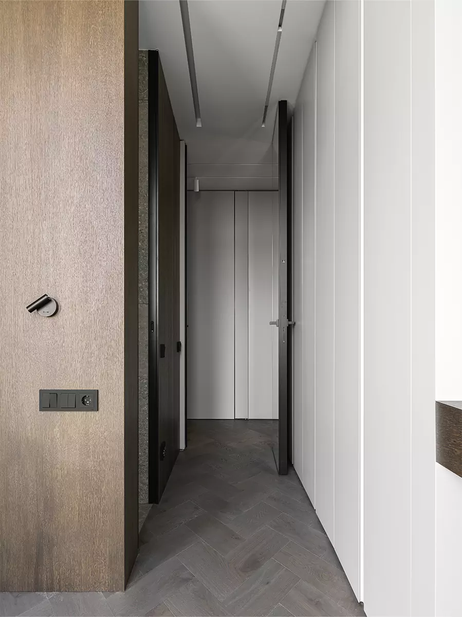 Спокойный интерьер московских апартаментов для молодой девушки — проект студии A&ES