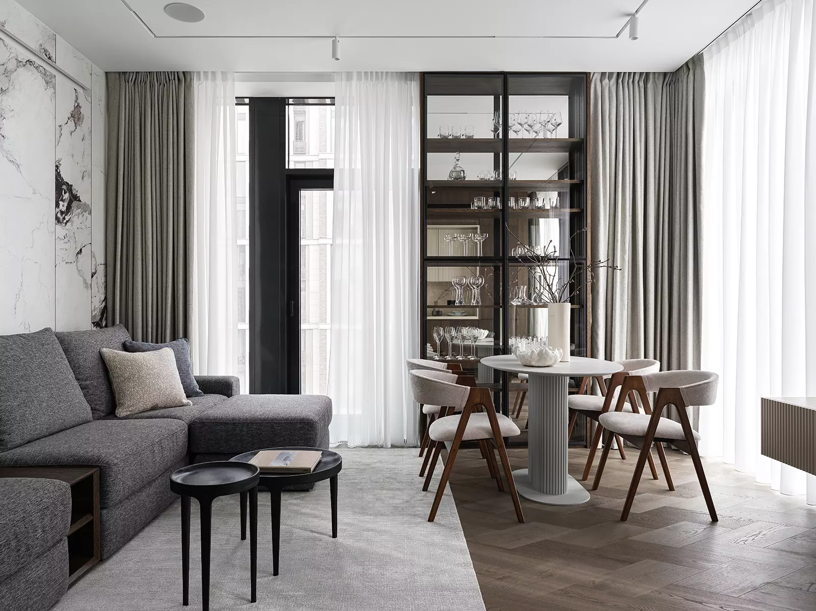 Спокойный интерьер московских апартаментов для молодой девушки — проект студии A&ES