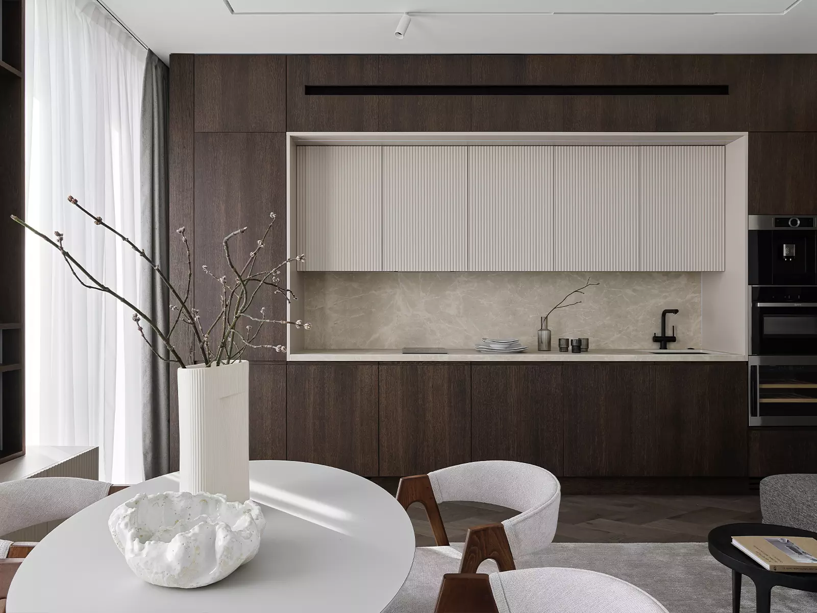 Спокойный интерьер московских апартаментов для молодой девушки — проект студии A&ES