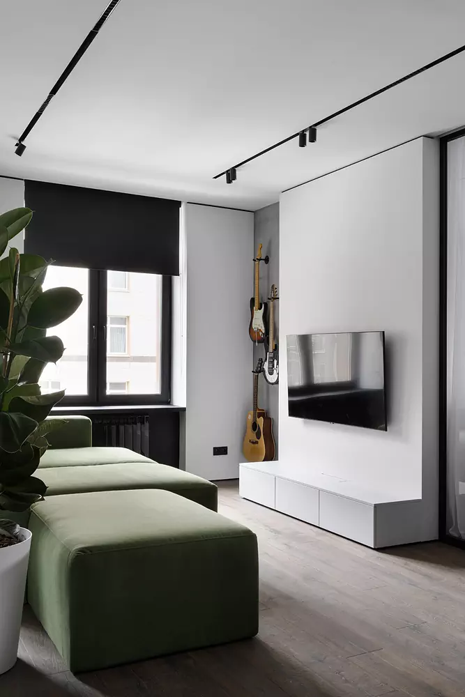 Открытый интерьер со стеклянными перегородками и живыми растениями — проект студии LINKarchitects