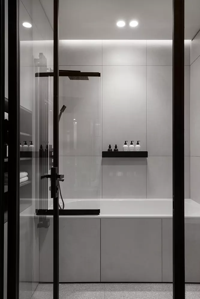 Открытый интерьер со стеклянными перегородками и живыми растениями — проект студии LINKarchitects