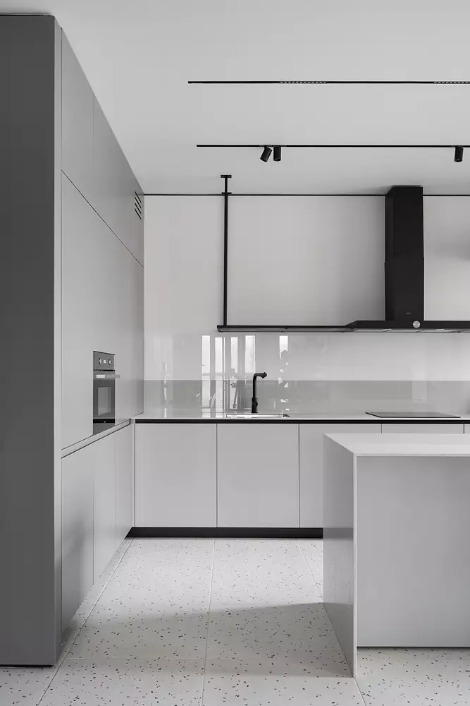 Открытый интерьер со стеклянными перегородками и живыми растениями — проект студии LINKarchitects