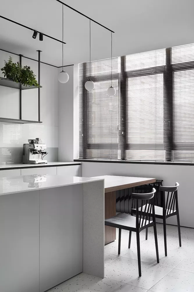 Открытый интерьер со стеклянными перегородками и живыми растениями — проект студии LINKarchitects