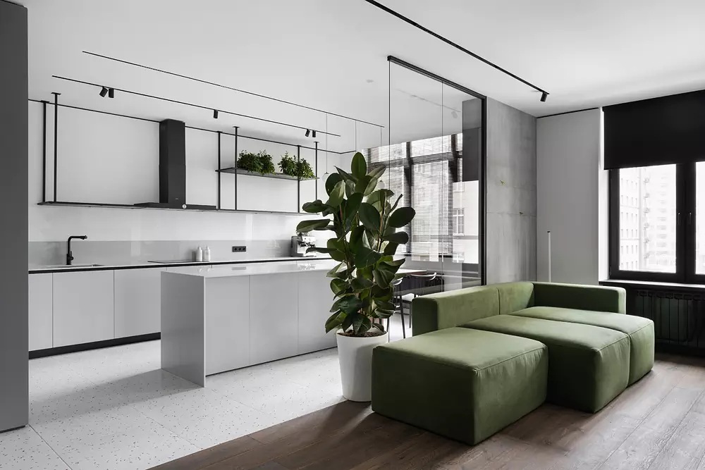 Открытый интерьер со стеклянными перегородками и живыми растениями — проект студии LINKarchitects