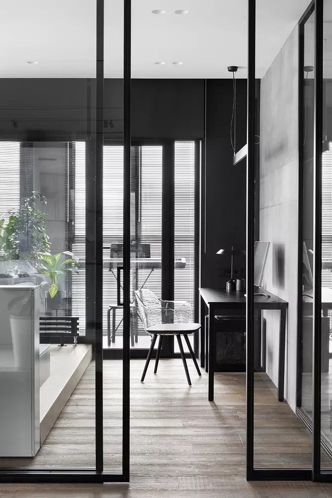 Открытый интерьер со стеклянными перегородками и живыми растениями — проект студии LINKarchitects