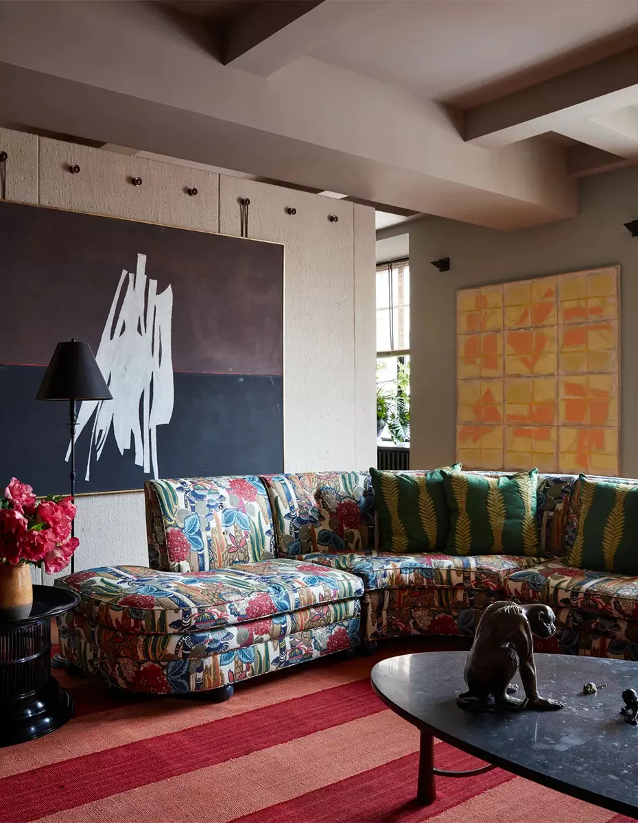 Эклектичный интерьер лофта, наполненный искусством и арт-объектами – проект Райана Лоусона