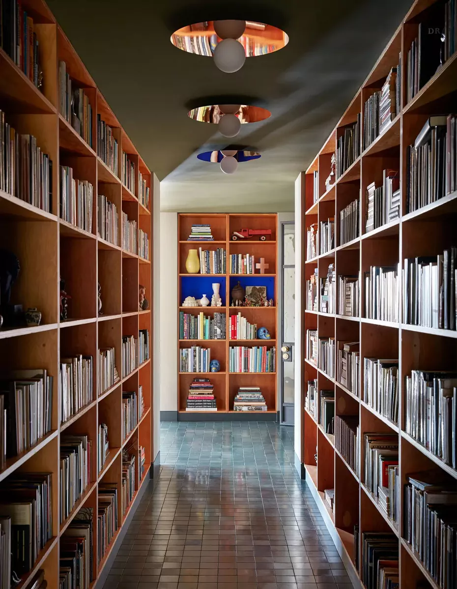 Эклектичный интерьер лофта, наполненный искусством и арт-объектами – проект Райана Лоусона