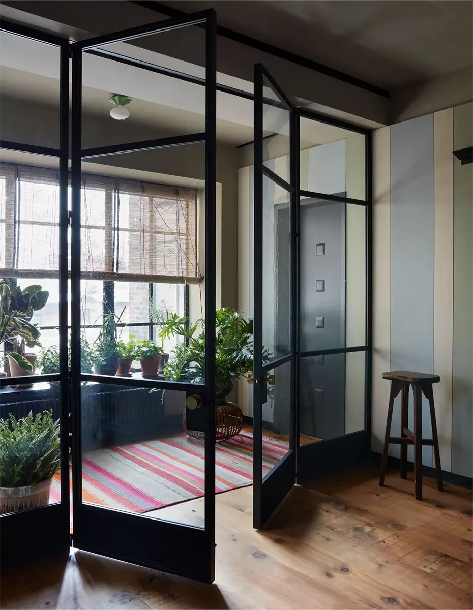 Эклектичный интерьер лофта, наполненный искусством и арт-объектами – проект Райана Лоусона