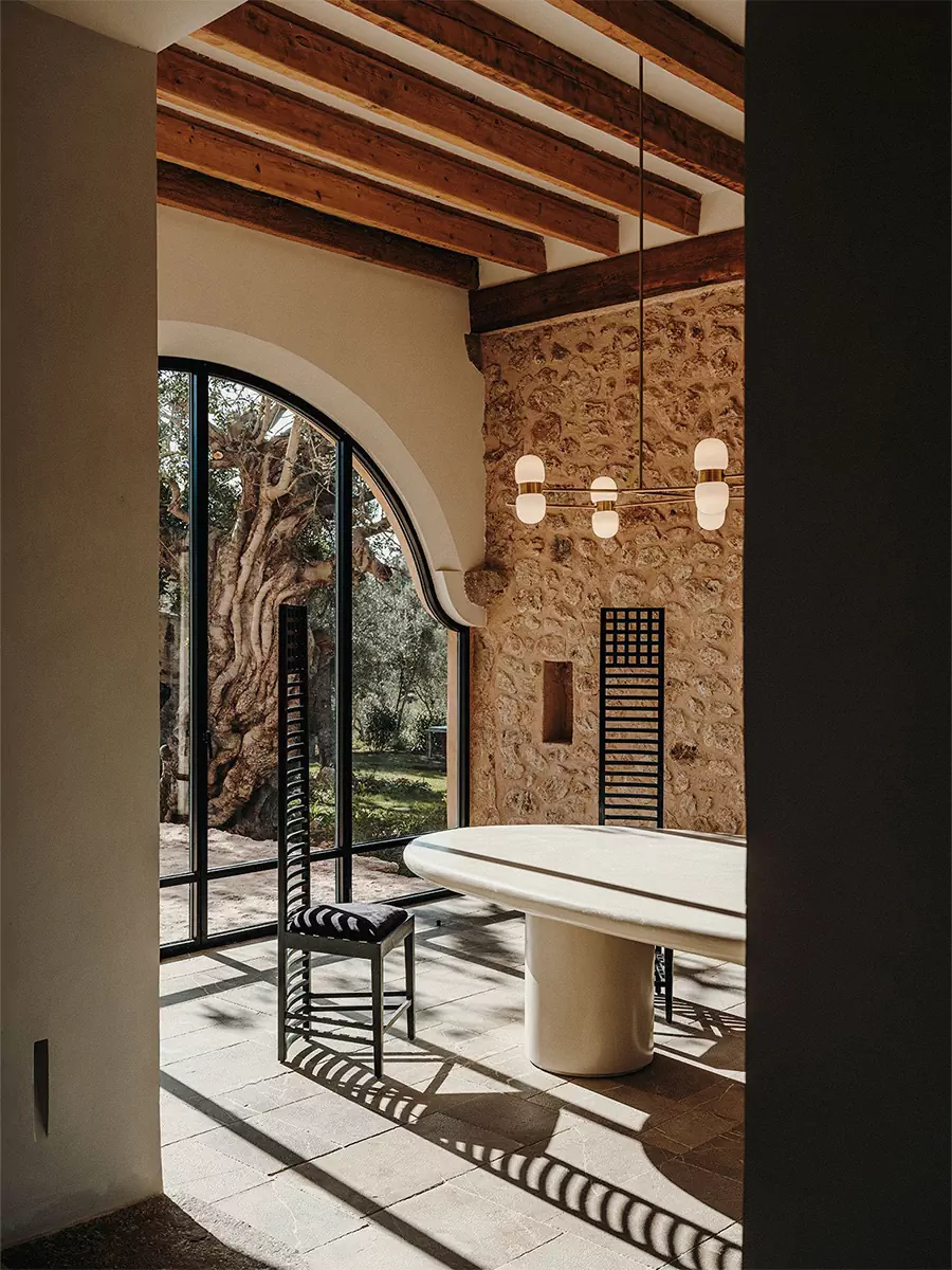 Баланс исторического наследия и современности в интерьере старинной усадьбы на Майорке – проект Фелиу Руллана и Виктории Видаль