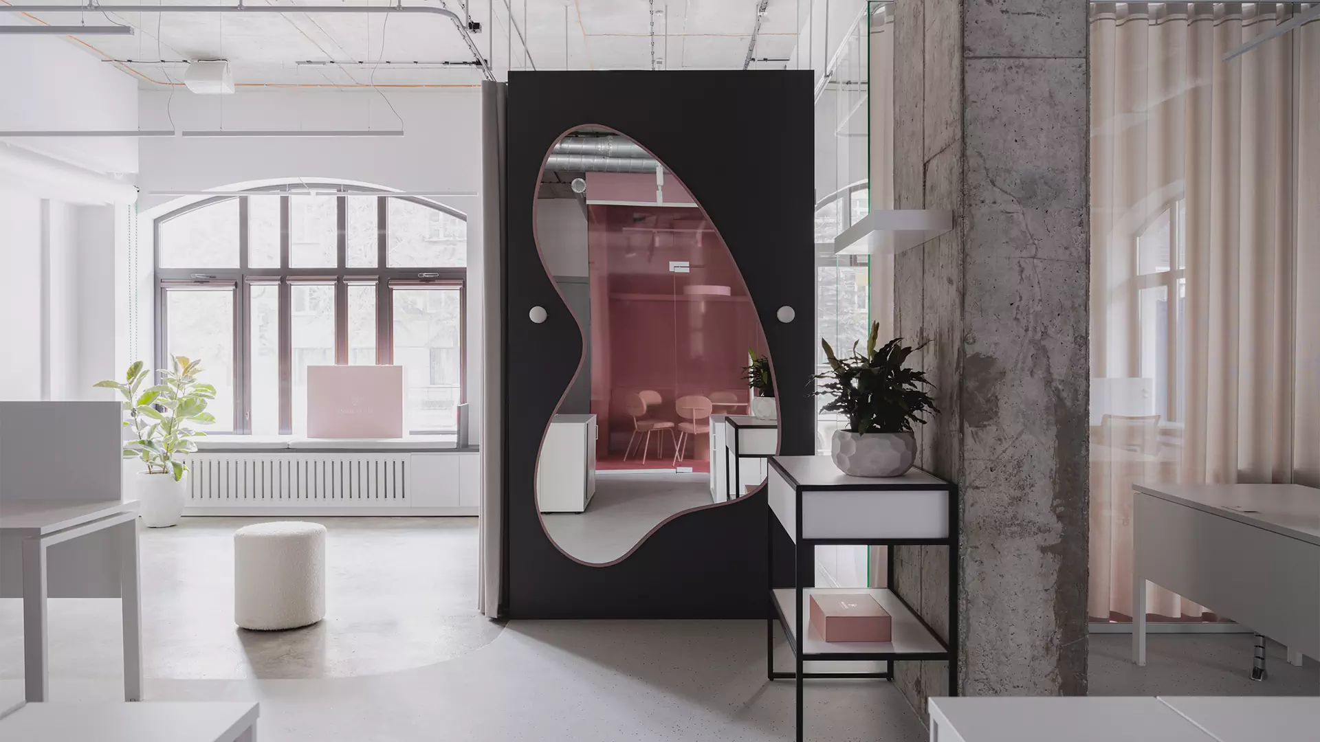 Акцентный розовый куб в интерьере офиса для бренда купальников — проект Лины Дедюхиной и Натальи Стадник