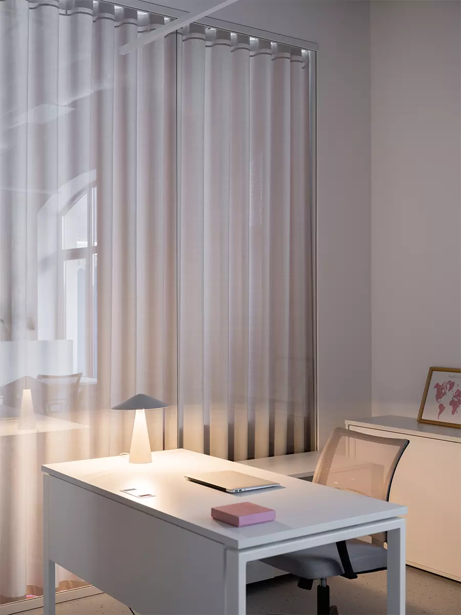 Акцентный розовый куб в интерьере офиса для бренда купальников — проект Лины Дедюхиной и Натальи Стадник