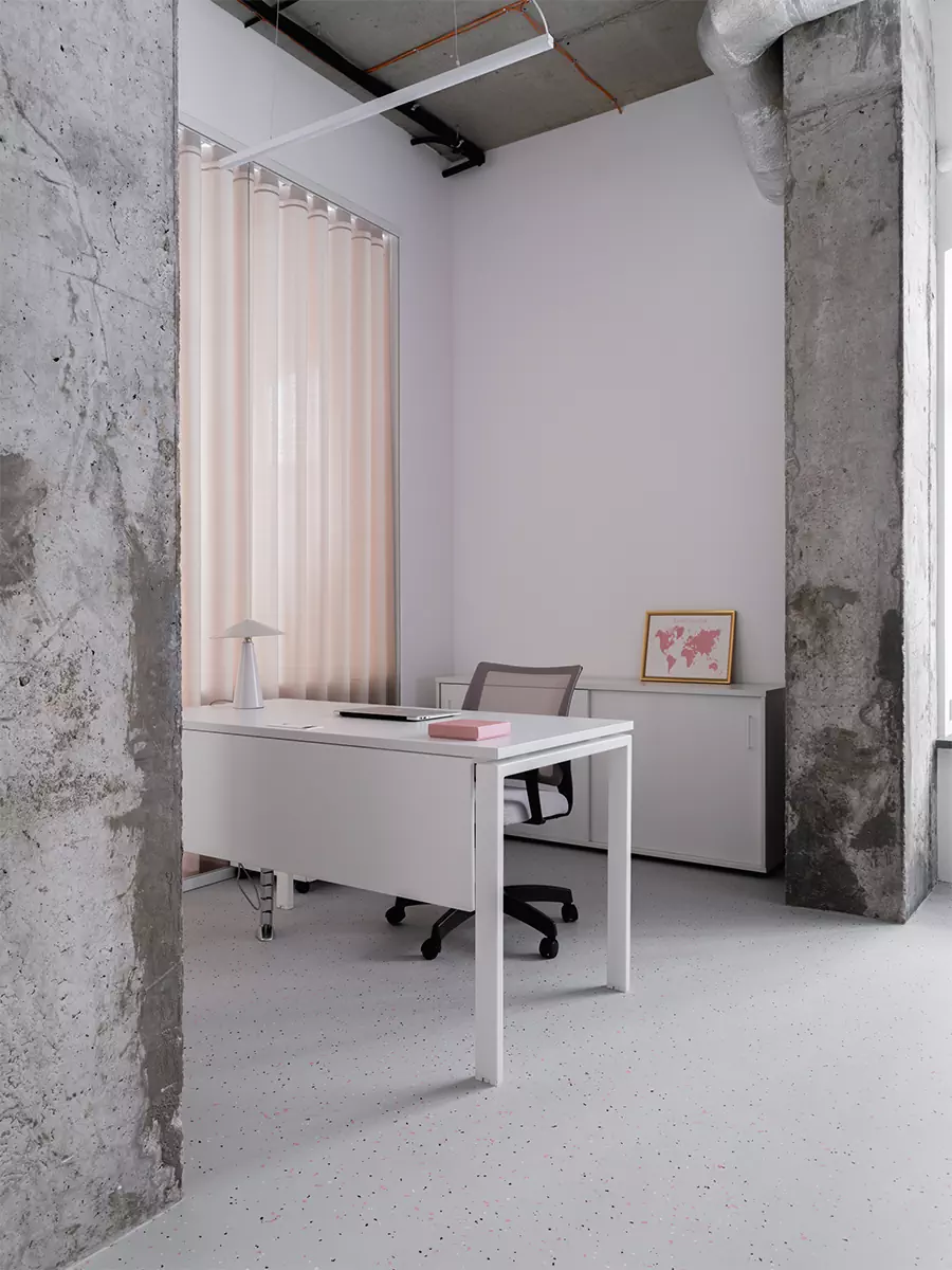 Акцентный розовый куб в интерьере офиса для бренда купальников — проект Лины Дедюхиной и Натальи Стадник