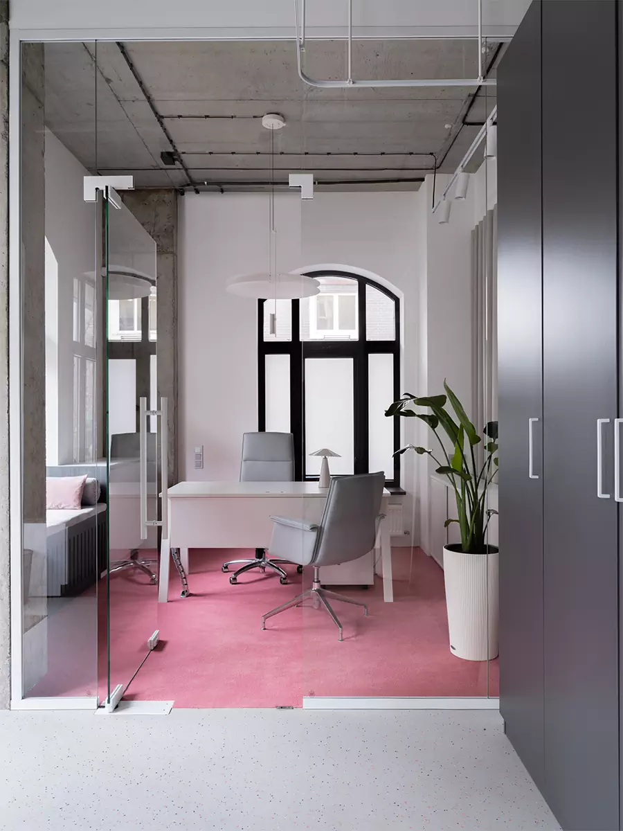 Акцентный розовый куб в интерьере офиса для бренда купальников — проект Лины Дедюхиной и Натальи Стадник