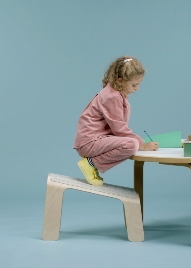 Дизайнеры из Studio Lentala сделали детские стулья для «активного сидения»