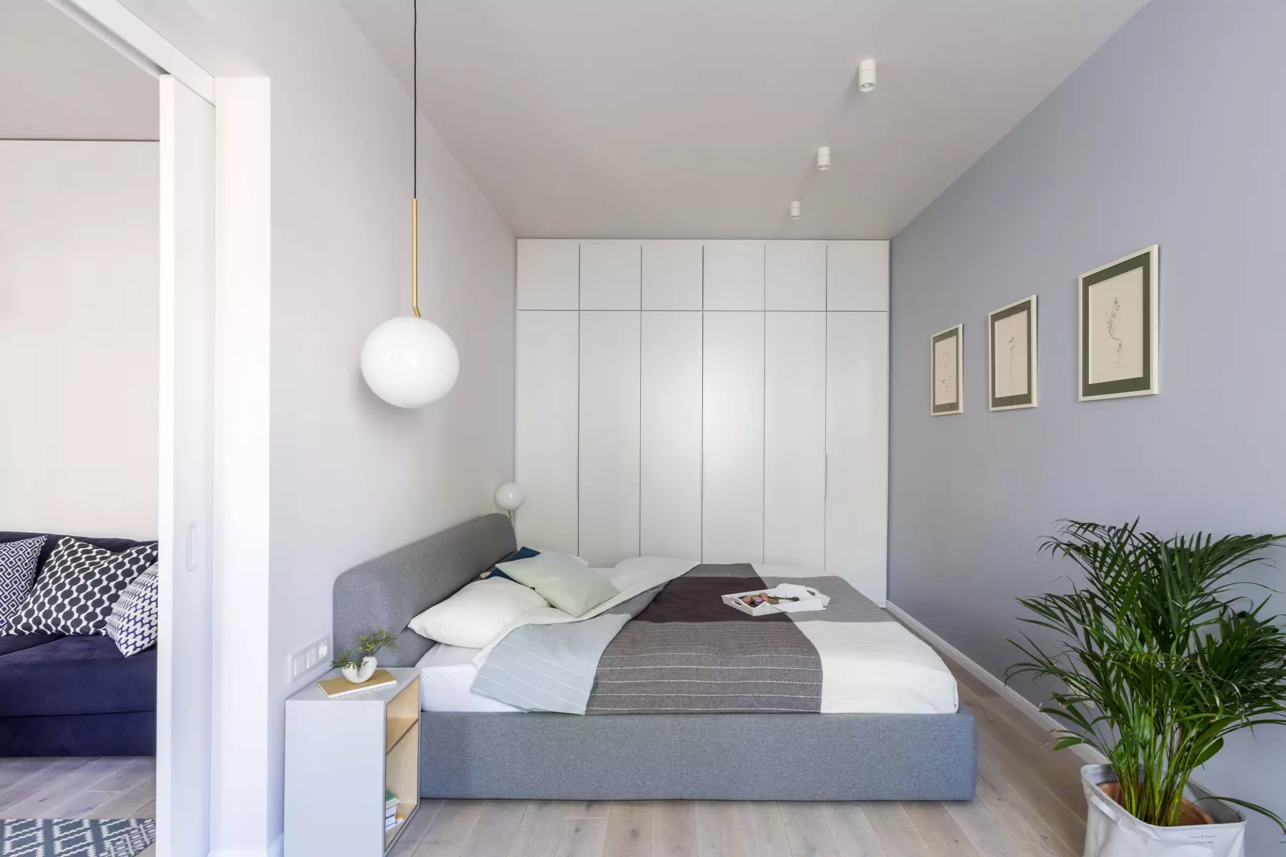 Синие акценты в интерьере небольшой квартиры для семьи с ребенком — проект студии «Точка дизайна»