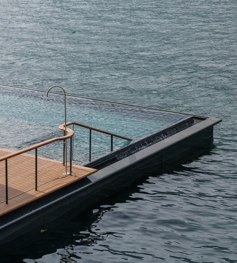 Архитекторы Herzog & De Meuron построили бесконечный бассейн на озере Комо