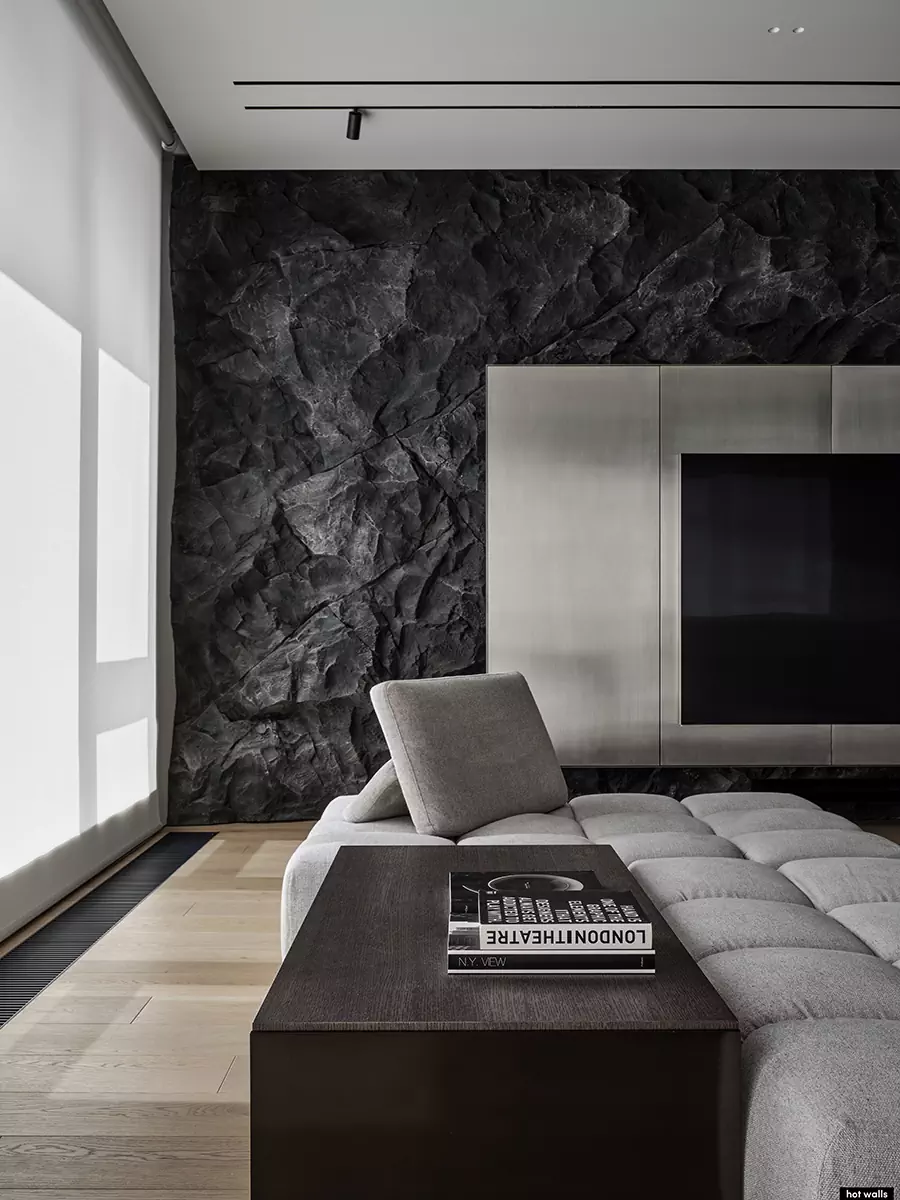 Современный микс арта и функциональности в интерьере большой квартиры — проект студии Hot Walls