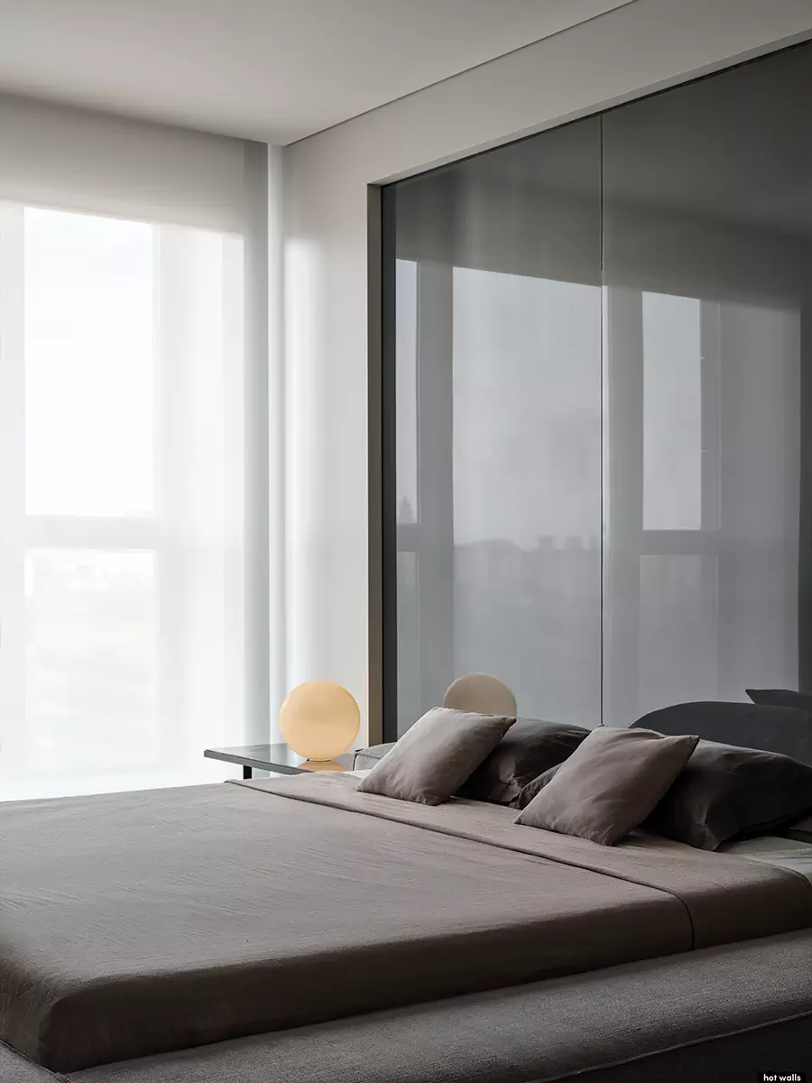 Современный микс арта и функциональности в интерьере большой квартиры — проект студии Hot Walls