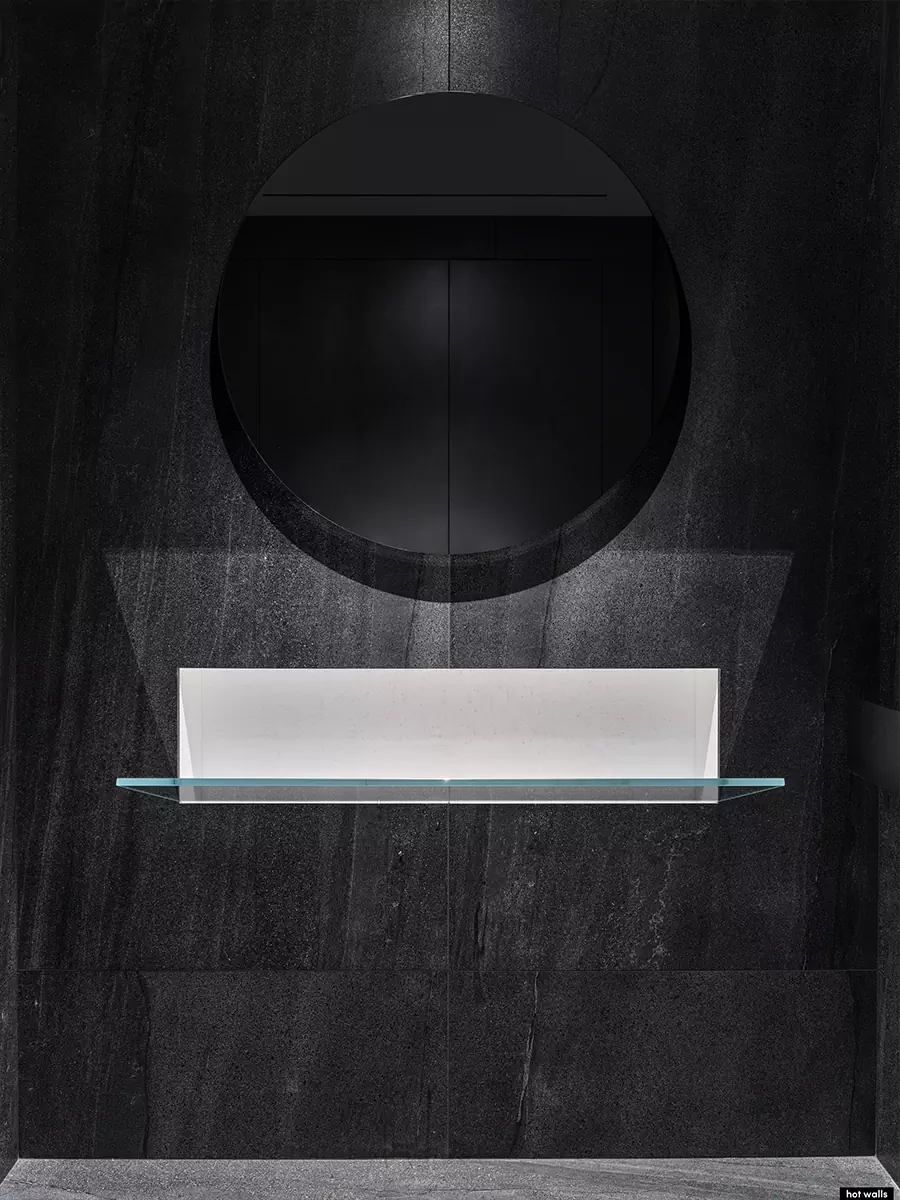 Современный микс арта и функциональности в интерьере большой квартиры — проект студии Hot Walls