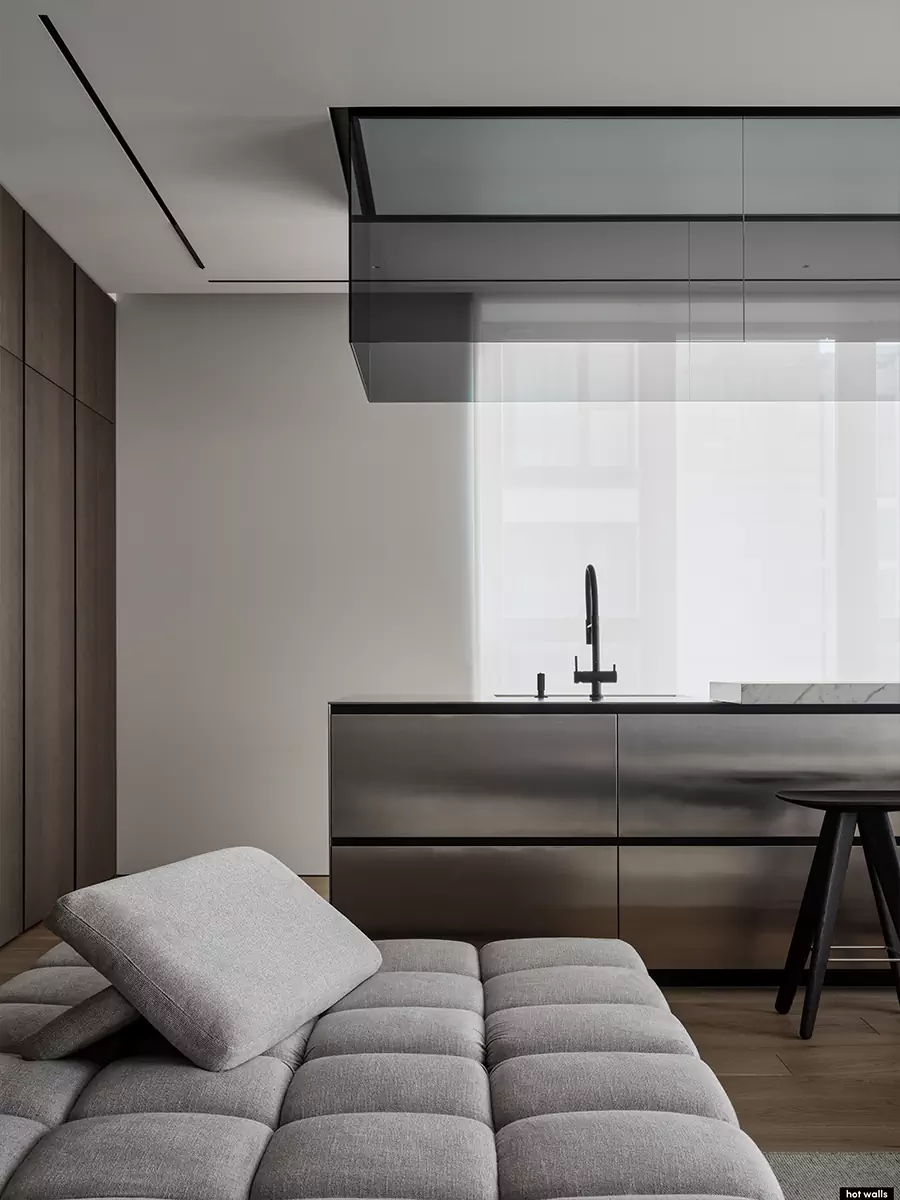 Современный микс арта и функциональности в интерьере большой квартиры — проект студии Hot Walls