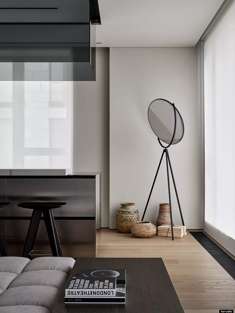 Современный микс арта и функциональности в интерьере большой квартиры — проект студии Hot Walls