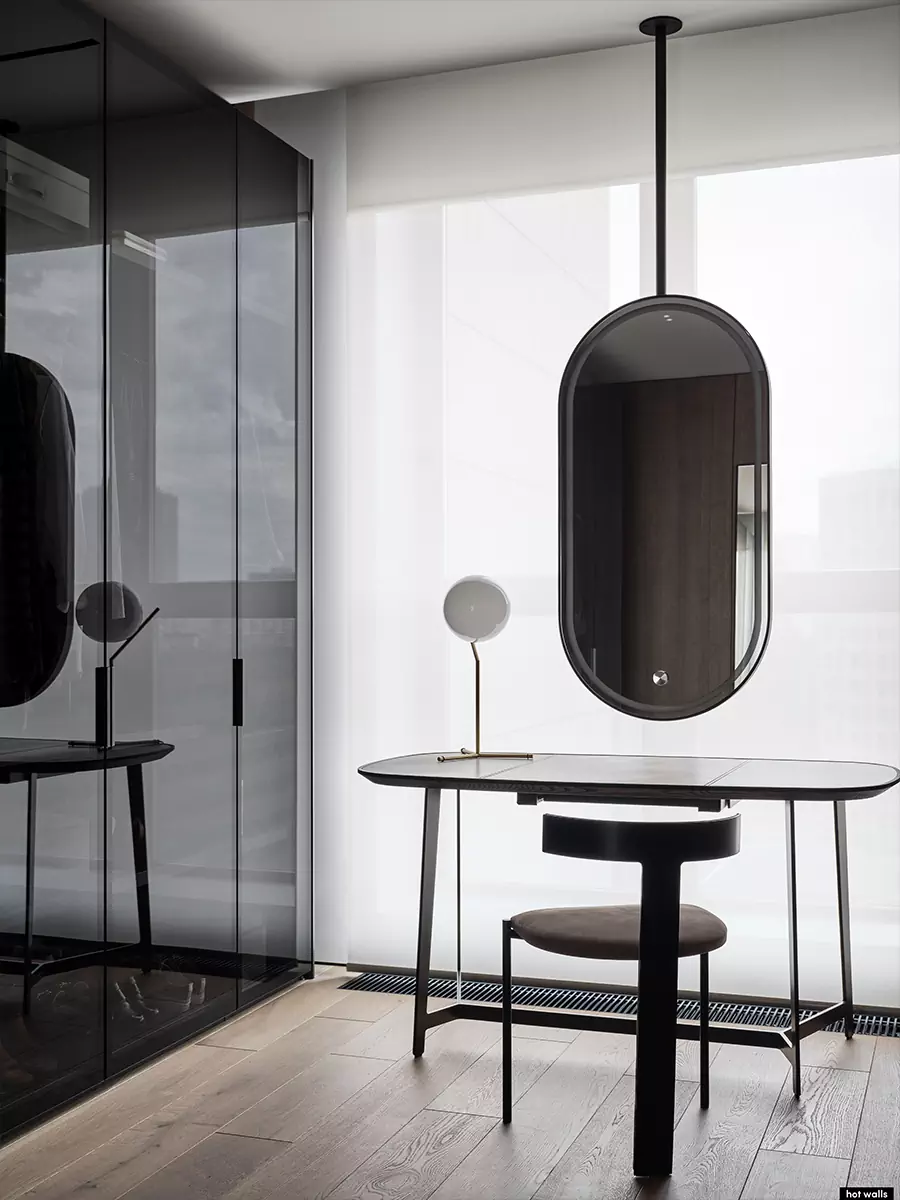 Современный микс арта и функциональности в интерьере большой квартиры — проект студии Hot Walls