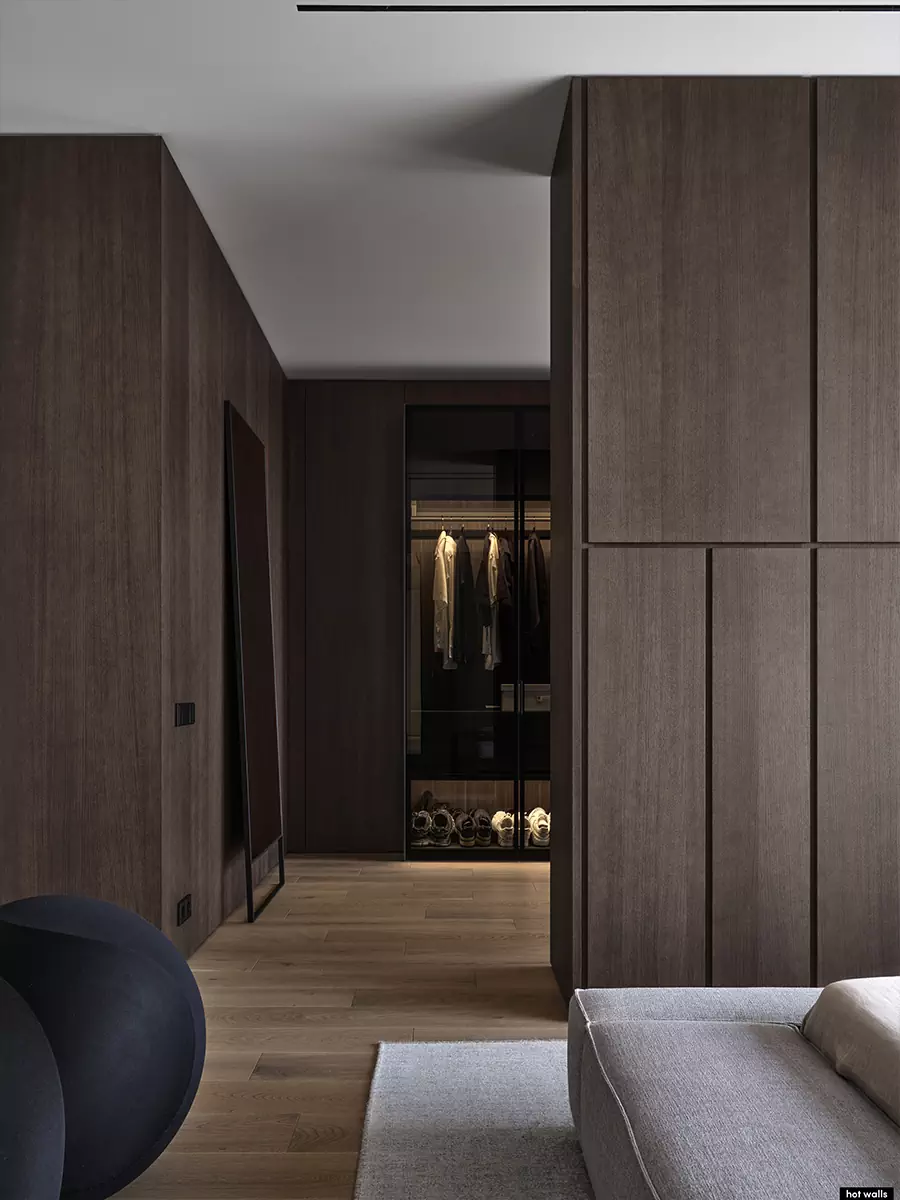 Современный микс арта и функциональности в интерьере большой квартиры — проект студии Hot Walls