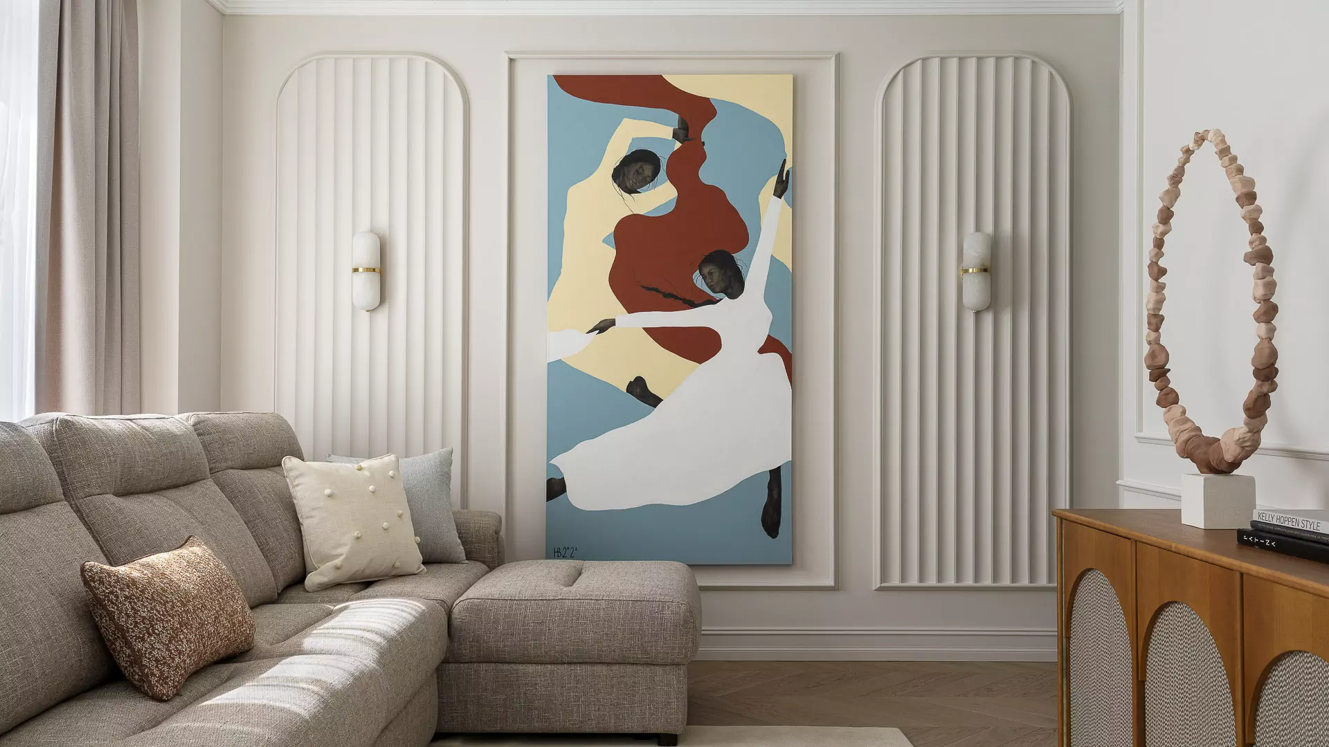 Абстрактное полотно как главный акцент интерьера в классическом стиле — проект Ирины Акимовой
