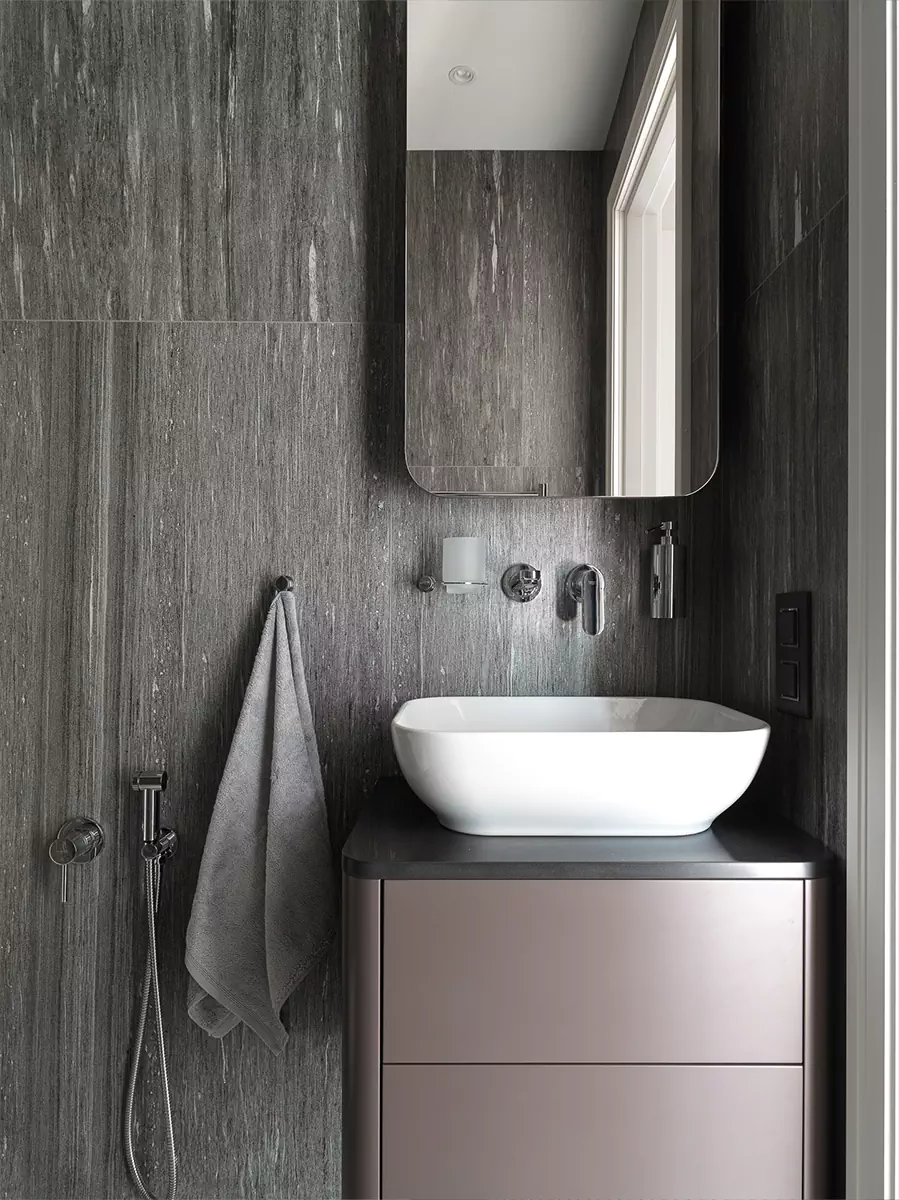 Абстрактное полотно как главный акцент интерьера в классическом стиле — проект Ирины Акимовой