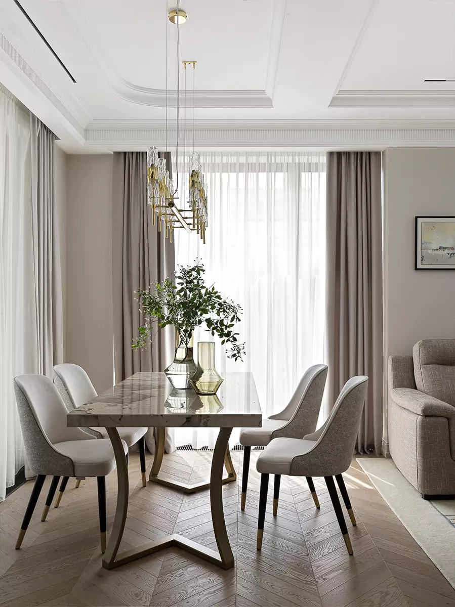 Абстрактное полотно как главный акцент интерьера в классическом стиле — проект Ирины Акимовой