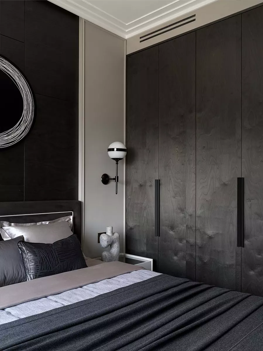 Абстрактное полотно как главный акцент интерьера в классическом стиле — проект Ирины Акимовой