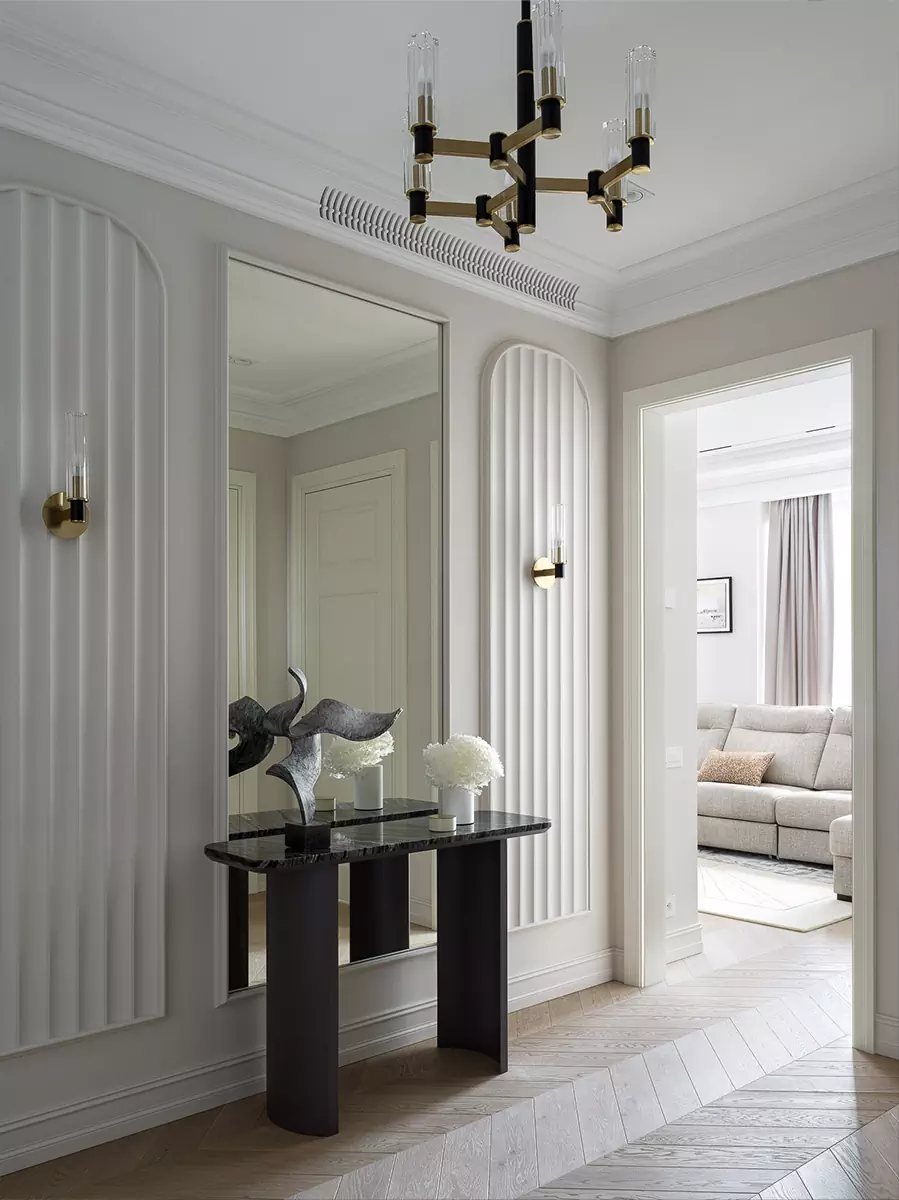 Абстрактное полотно как главный акцент интерьера в классическом стиле — проект Ирины Акимовой