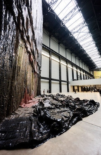 Художник Эль Анацуи создал сайт-специфик инсталляцию для Tate Modern