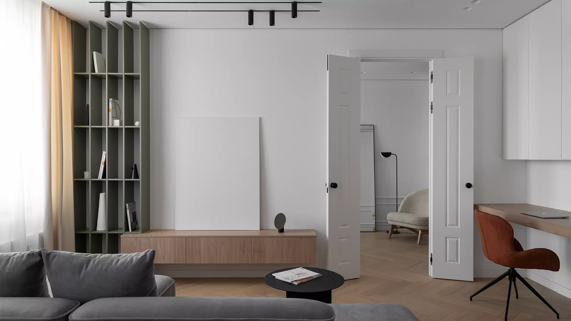 Сбалансированный микс классики и минимализма в интерьере небольшой квартиры — проект Бюро 48