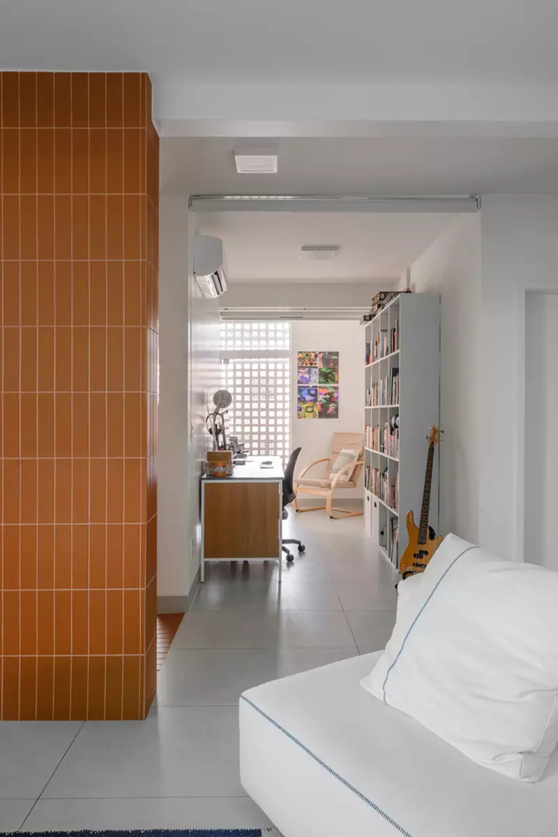 Терракотовая плитка в интерьере, вдохновленном архитектурой Бразилиа — проект студии Coarquitetos