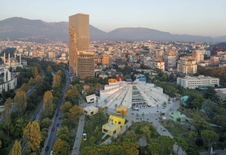 В Тиране музей диктатуры превратили в общественное пространство