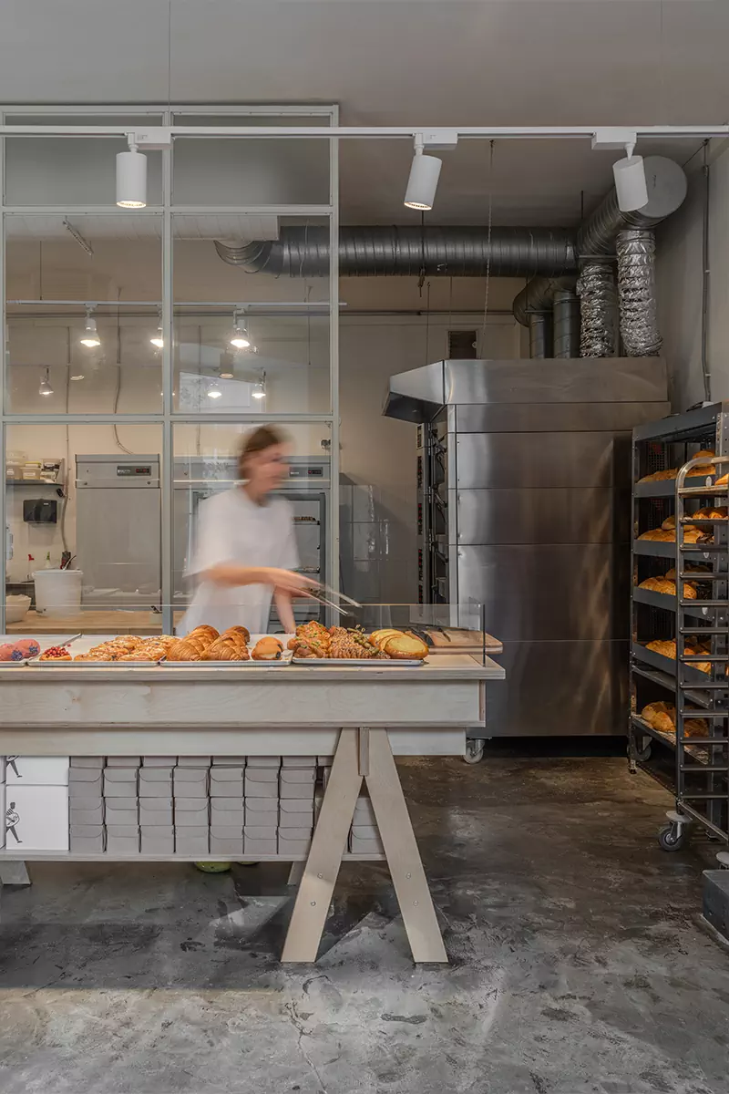 Практичный интерьер маленькой пекарни с европейским настроением — проект бюро ASHBURO