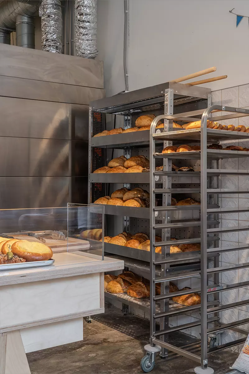 Практичный интерьер маленькой пекарни с европейским настроением — проект бюро ASHBURO