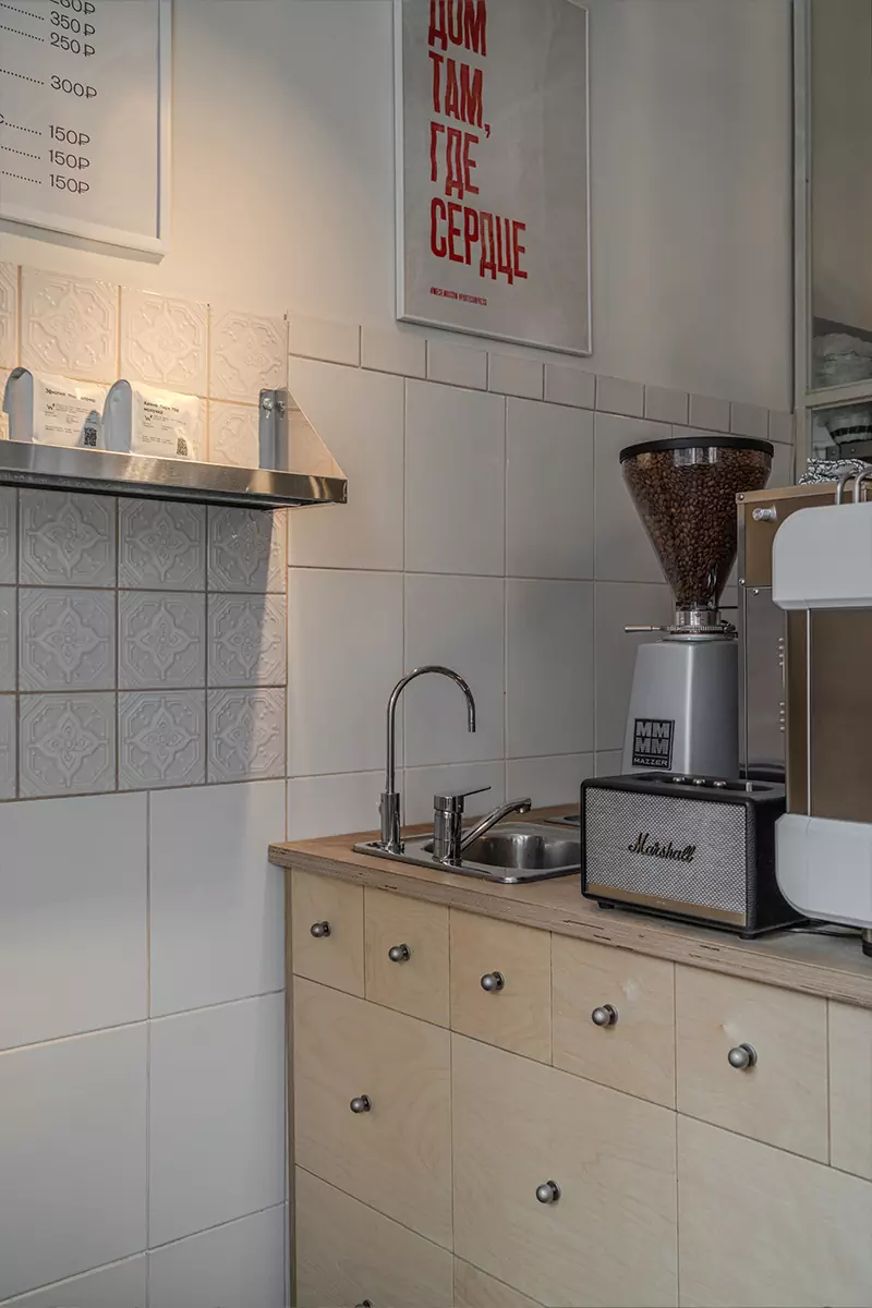 Практичный интерьер маленькой пекарни с европейским настроением — проект бюро ASHBURO