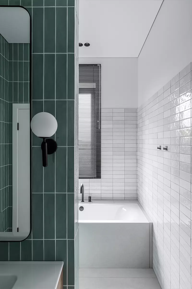 Лаконичный интерьер коттеджа с панорамными окнами и вторым светом — проект Анны и Максима Илющенко