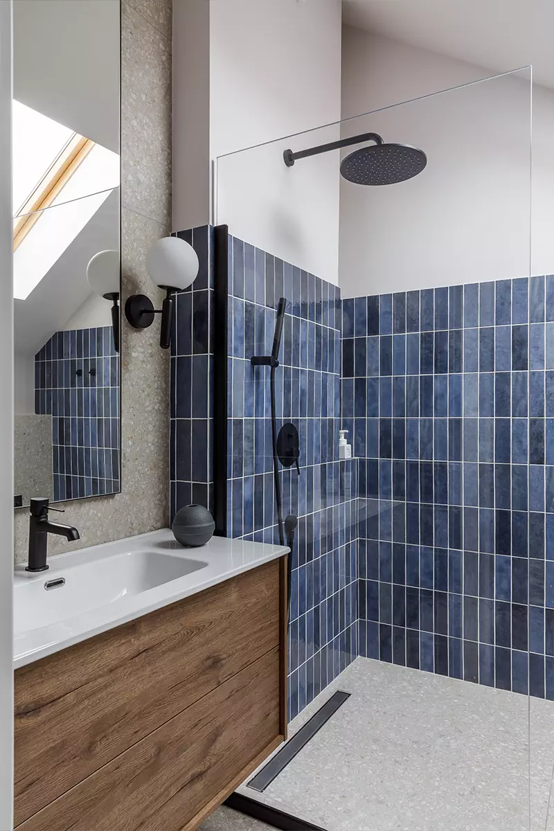 Лаконичный интерьер коттеджа с панорамными окнами и вторым светом — проект Анны и Максима Илющенко