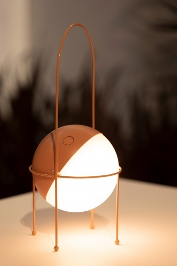 Дизайнер Элиза Оссино придумала светильник для Ambientec