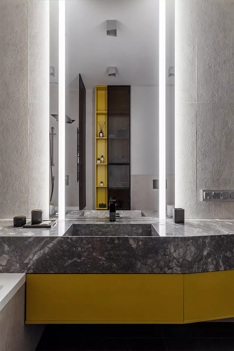 Все оттенки серого в почти монохромном интерьере квартиры для молодой девушки — проект бюро Sazha