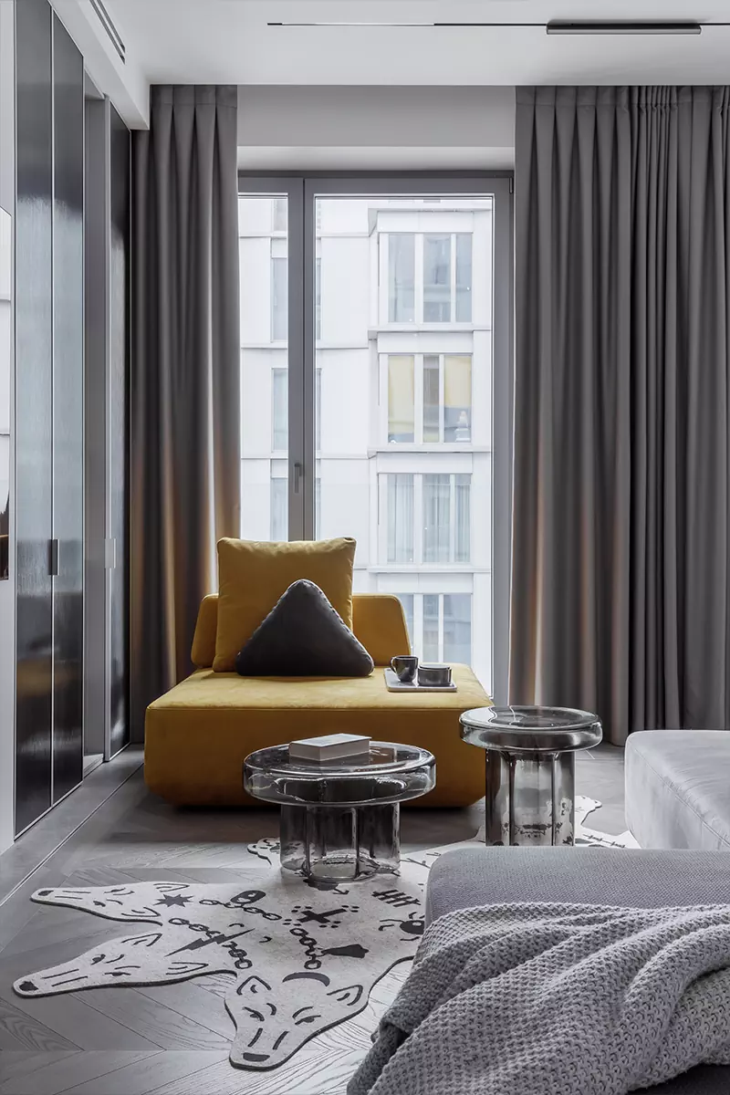 Все оттенки серого в почти монохромном интерьере квартиры для молодой девушки — проект бюро Sazha