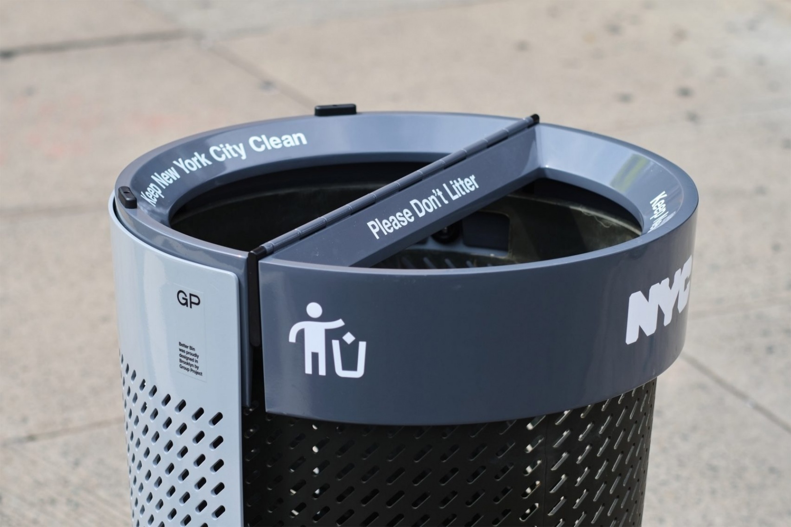 В Нью-Йорке начали появляться более эргономичные мусорные баки