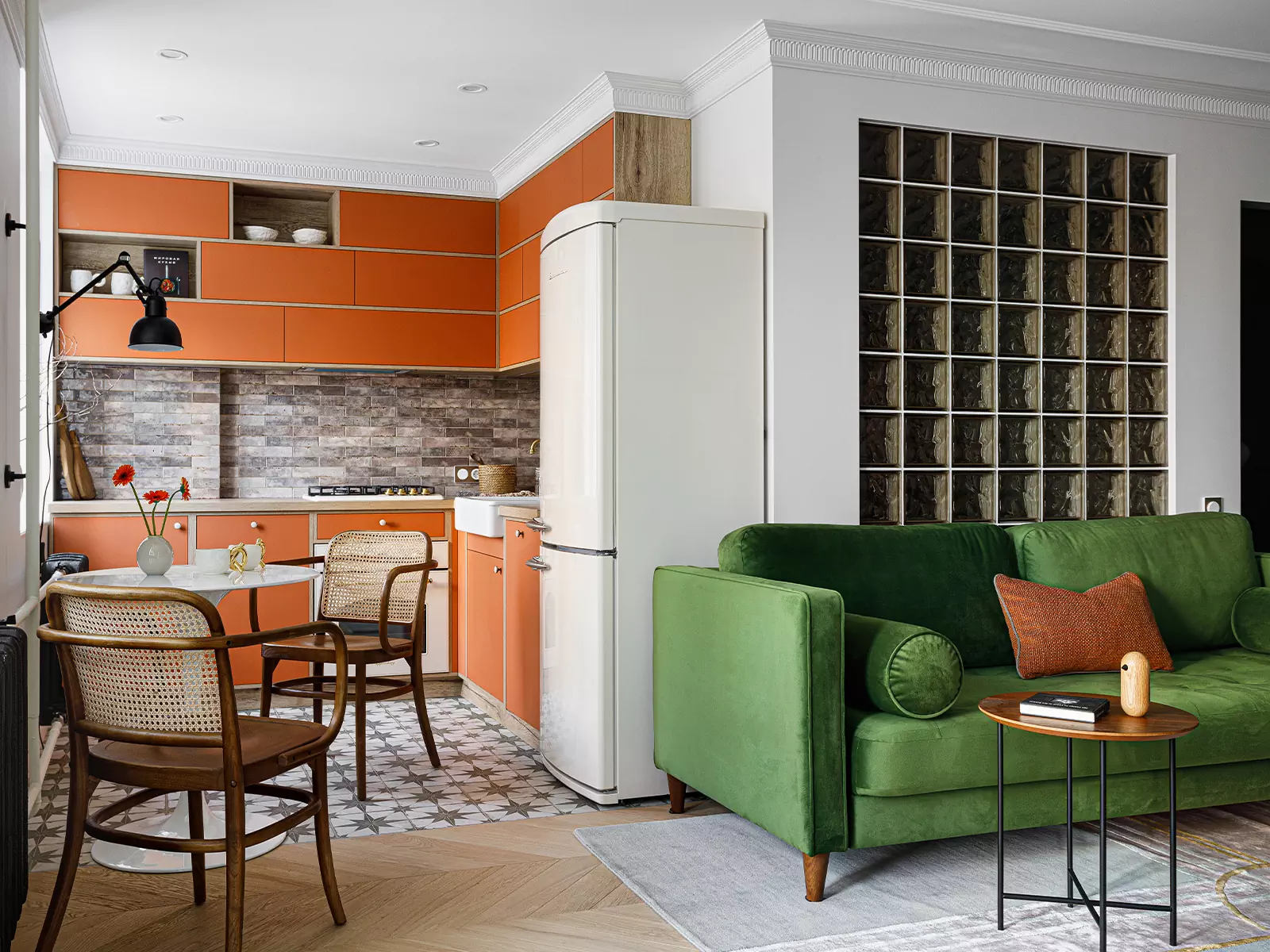 Яркие краски в элегантном интерьере квартиры для взрослой женщины — проект студии GuDesign